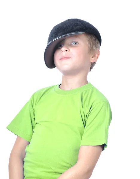 Ung pojke bär keps — Stockfoto