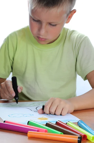 Junge zeichnet auf Papier — Stockfoto