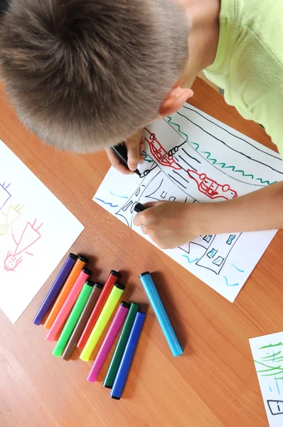 Kaukasischer Junge zeichnet auf Papier — Stockfoto