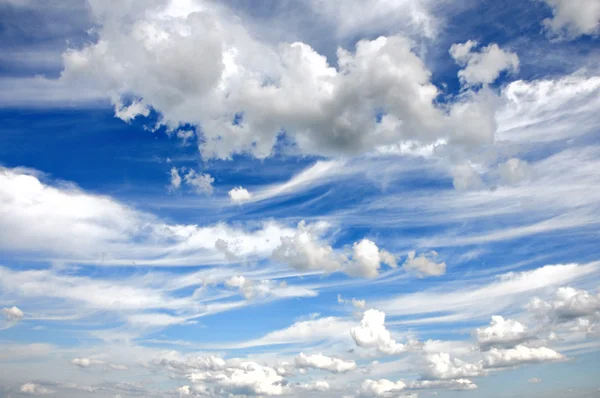 Хмари Кумулуса і блакитне небо — стокове фото