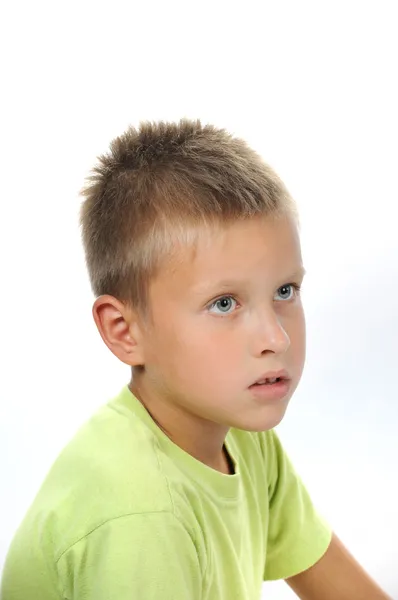 Серьезный мальчик с седыми глазами и волосами — стоковое фото