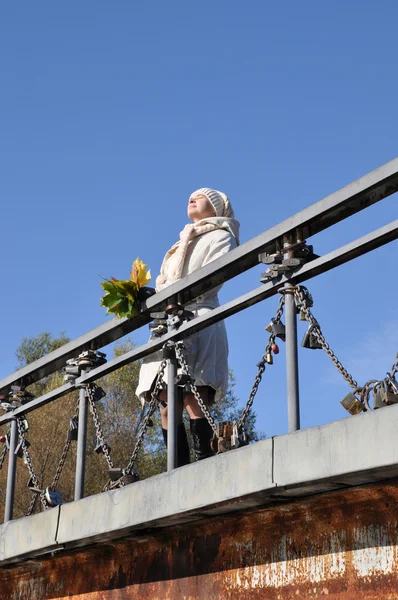 Жінка сонячних променів насолоджується сонячним світлом на мосту — стокове фото
