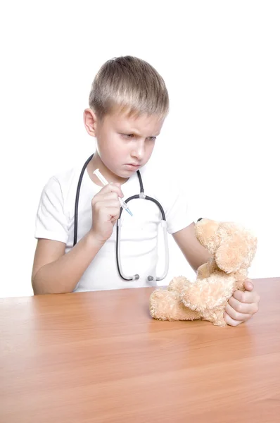 Ładny chłopiec gra lekarza z jego s — Zdjęcie stockowe