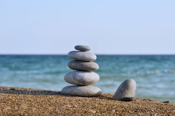 Pebble stack on the beach — Stock Photo, Image