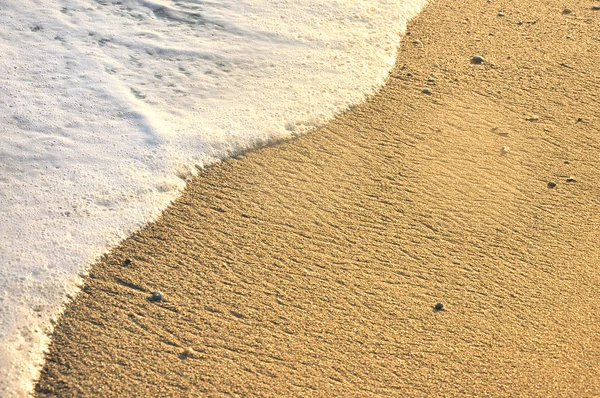 Пляж с чистой водой и волнами — стоковое фото