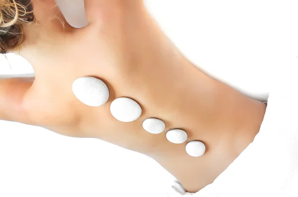 kadın taş alma spa merkezinde masaj