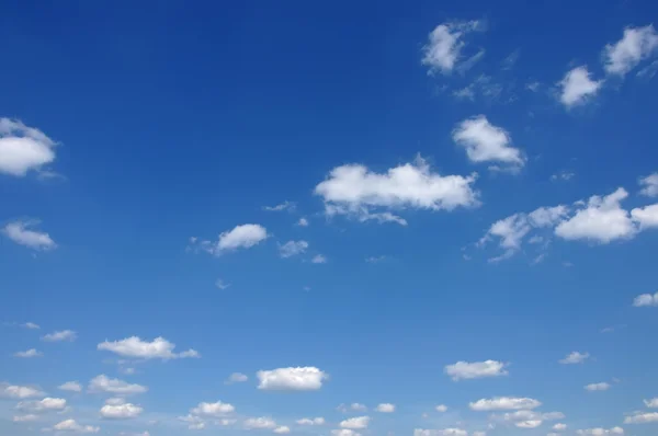 푸른 하늘의 구름들 — 스톡 사진