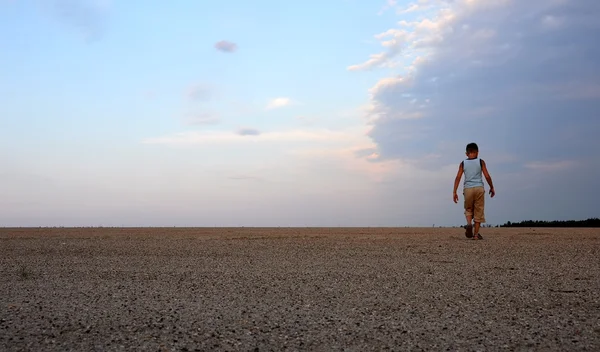 Niño en desierto de arena — Foto de Stock