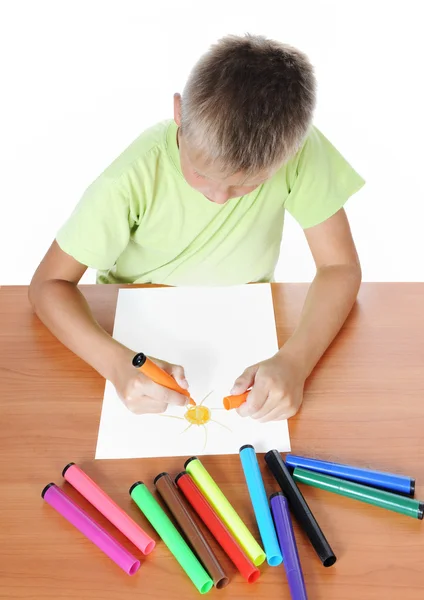Güneş çocuk masasında çizer — Stok fotoğraf