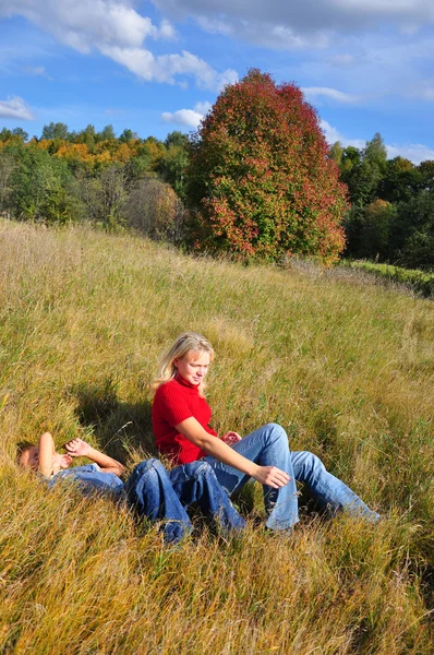 Junge und Mutter liegen im Freien — Stockfoto