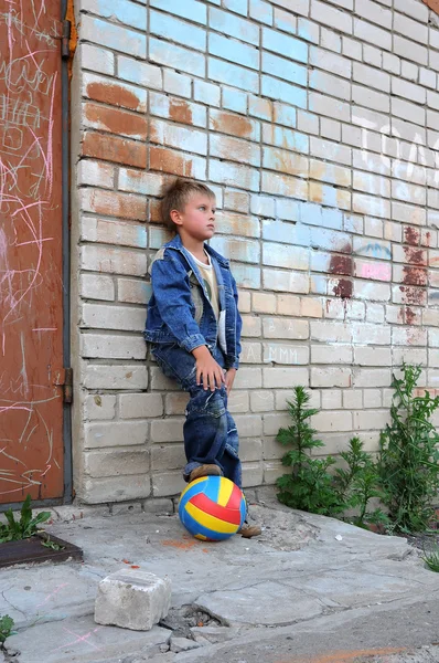 Child standing in front of his house — Stock Photo, Image
