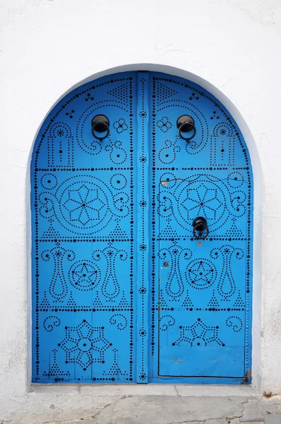 Білі стіни з синім двері — стокове фото