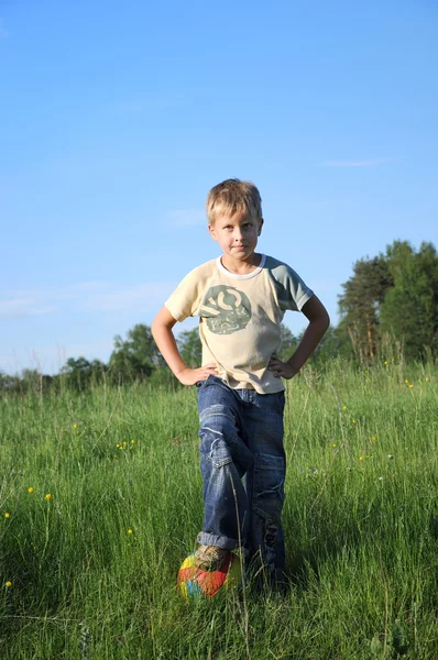 Junge posiert mit Fußballball — Stockfoto