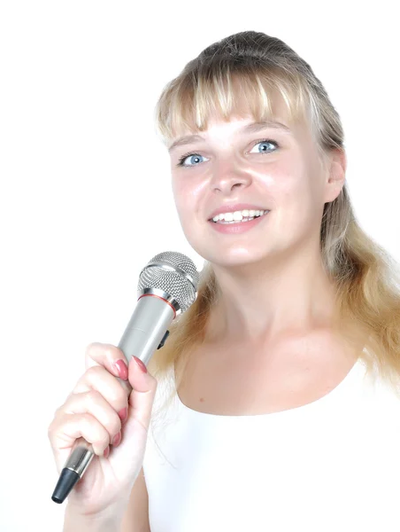 Γυναίκα τραγουδά σε μικρόφωνο — Φωτογραφία Αρχείου