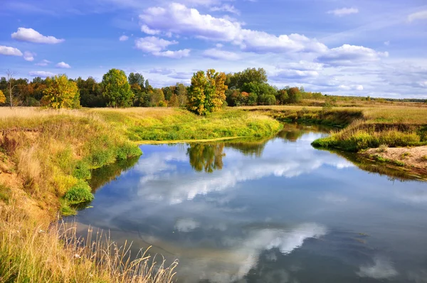 Herfst landschap van de rivier en bomen en — Stockfoto
