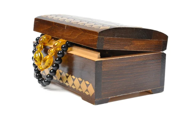 Scatola di legno con gioielli su un bianco — Foto Stock