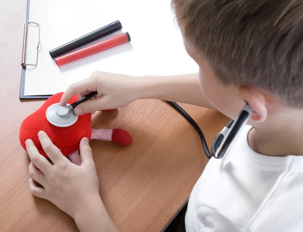 Мальчик играет в доктора со стетоскопом — стоковое фото