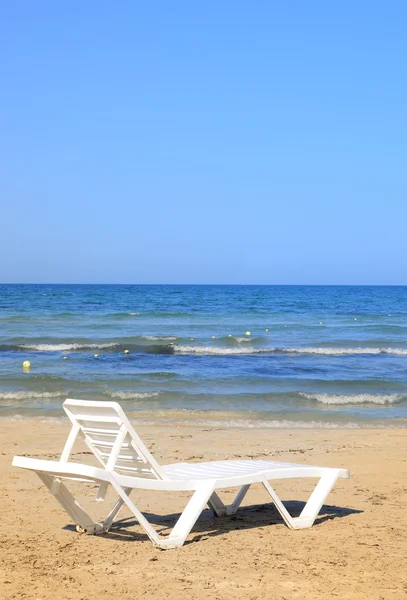 Sedie a sdraio sulla spiaggia — Foto Stock