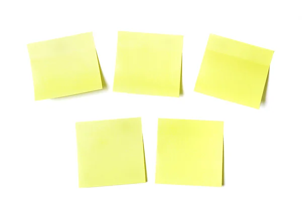 Желтые липкие бумаги на белом фоне — стоковое фото