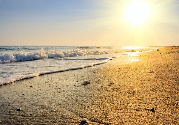 静かなビーチの夕日 — ストック写真