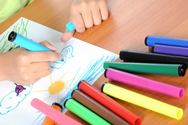 Kaukasischer Junge zeichnet auf Papier — Stockfoto