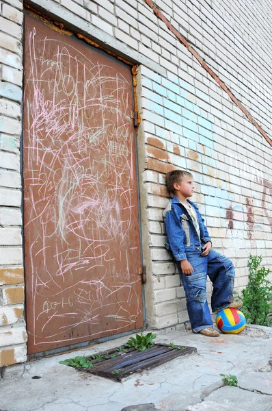 Young man standing against graffiti — Stock Photo, Image