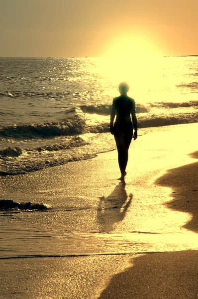 Pôr do sol no mar e menina — Fotografia de Stock
