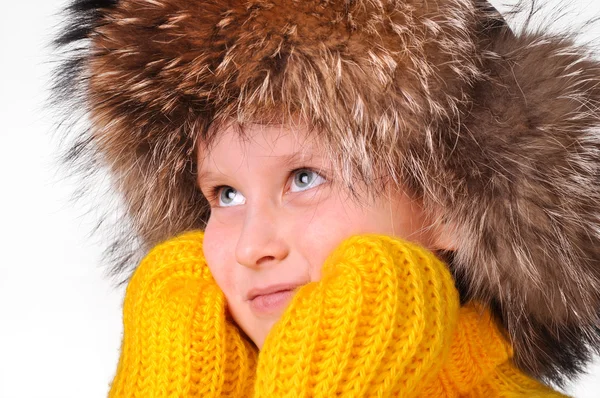 Joven niño feliz usando ropa de invierno —  Fotos de Stock