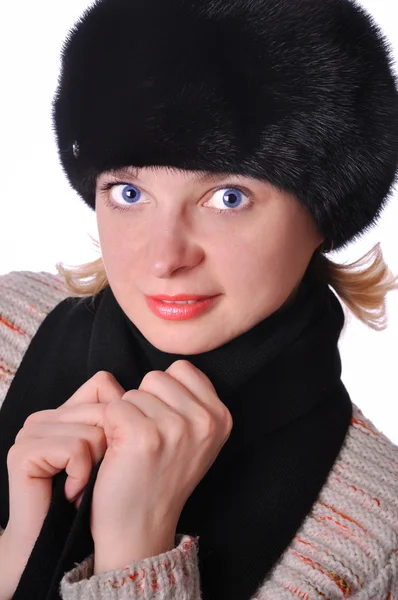Güzel kadın siyah kürk şapka — Stok fotoğraf