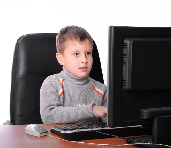 少年坐在一起的计算机监视器 — 图库照片