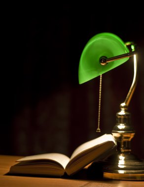 Elektrik yeşil masa lambası ve kitap