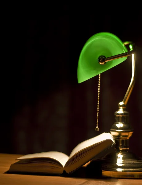 Lampada da tavolo elettrica verde e libro — Foto Stock