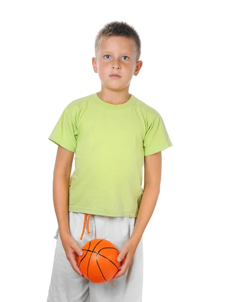 Мальчик держит баскетбольный мяч — стоковое фото