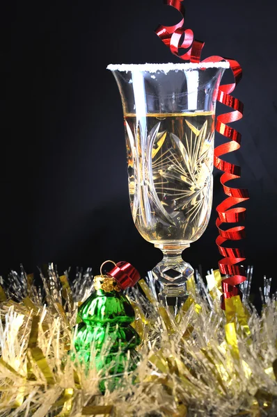 Kieliszek szampana i serpentyny — Zdjęcie stockowe