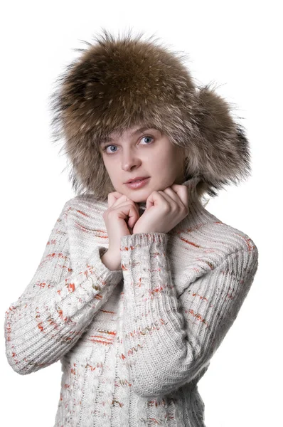 Krásná žena nosit kožešinovou čepici — Stock fotografie