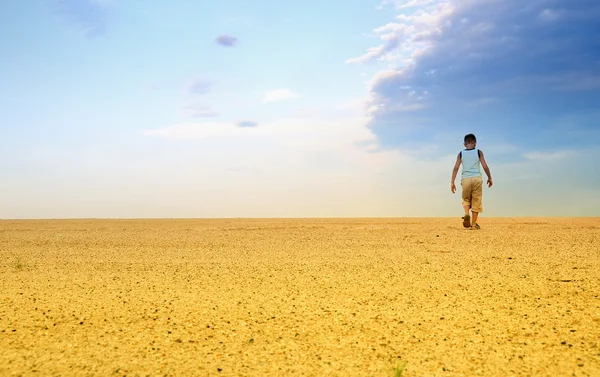 Люди в песчаной пустыне — стоковое фото