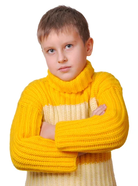 Lachende jongen in gele gestreepte trui — Stockfoto