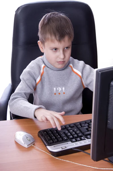 Молодий чоловік використовує комп'ютер — стокове фото