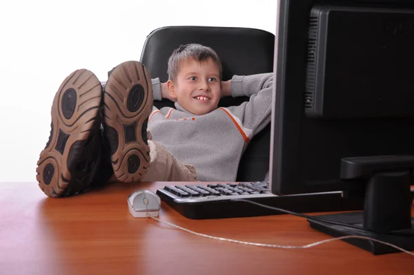 Мальчик отдыхает в офисе — стоковое фото