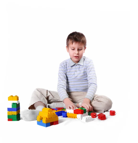 Хлопчик побудувати будинок — стокове фото