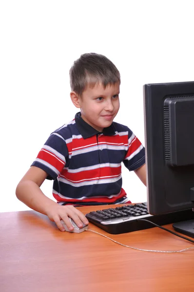 Számítógépet használó fiatalember — Stock Fotó