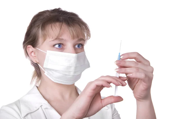 Sjuksköterska i mask med spruta — Stockfoto