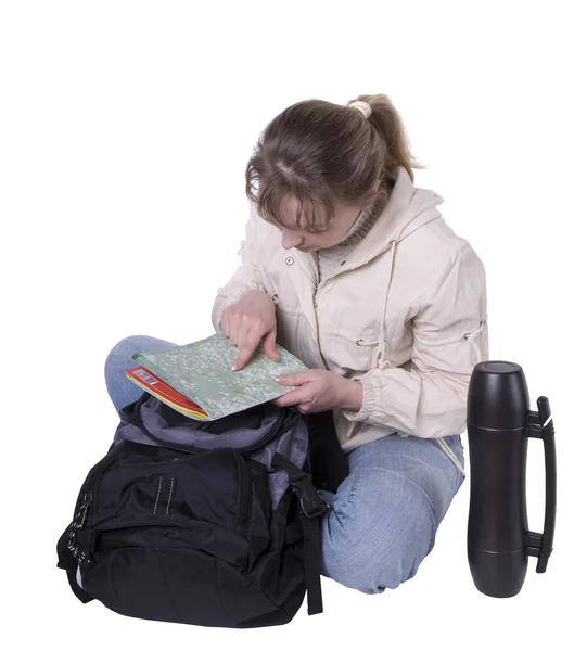 Ung kvinna med ryggsäck och Termos — Stockfoto