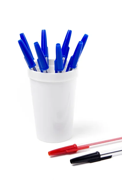 Tazza di matita riempita con penne — Foto Stock