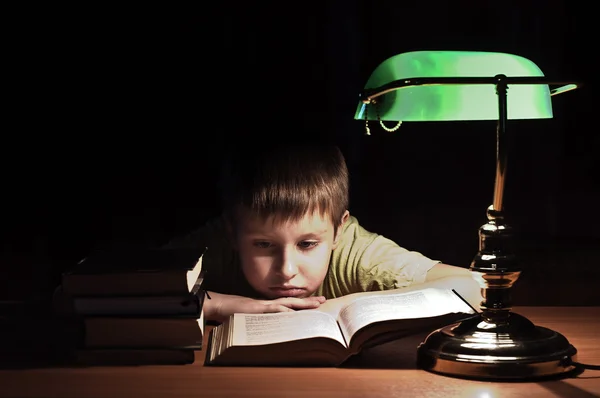 Knihovna chlapec čte knihu — Stock fotografie