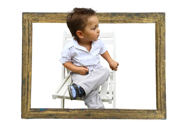 男孩坐在一张椅子上 — 图库照片