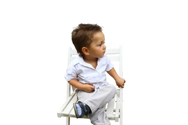 Menino sentado em uma cadeira — Fotografia de Stock