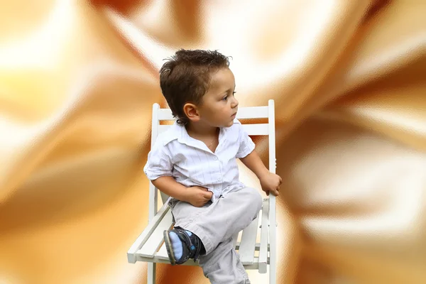Chlapce, který seděl na židli — Stock fotografie