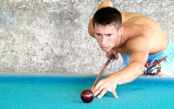 Ung kille spela pool — Stockfoto