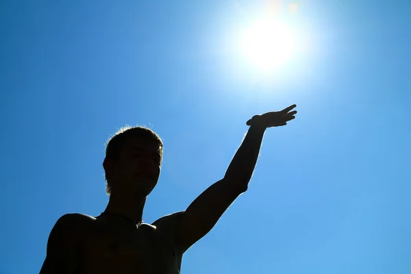 Genç adam ve güneş — Stok fotoğraf